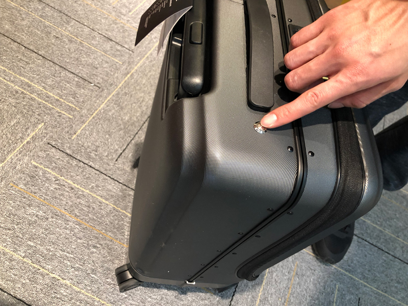 Airwheel SR5 following Luggage