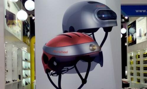 Por eso Airwheel lanzó el primer artículo de equipo portátil, C3 y C5 cascos inteligentes, en el CeBIT 2016.