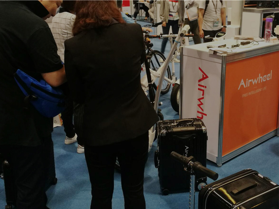 Airwheel smart luggage